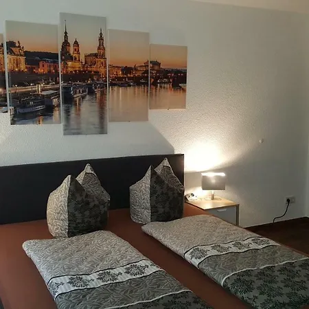 Oder Dresden-neustadt Inkl Parkplatz Mit Balkon Oder Terrasse Apartment